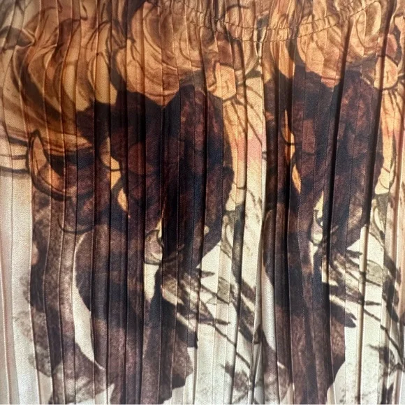 NEW PrettyLittleThing NUDE FLORAL PRINTED PLISSE MID RISE WIDE LEG PANTS 6 - Picture 12 of 13